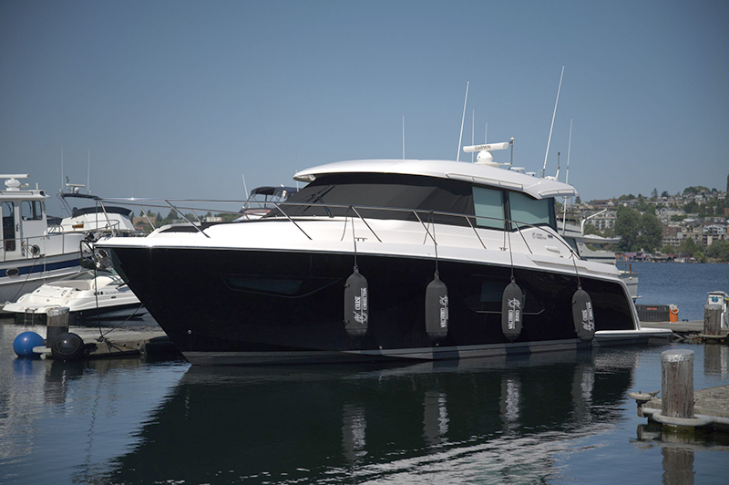 Power boat with Fendertex Fenders